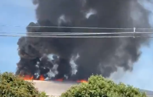 Chamas ressurgem na cobertura do Velódromo Olímpico; bombeiros seguem no local