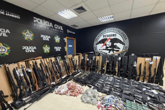 Arsenal de armas apreendido pela Desarme em São Gonçalo