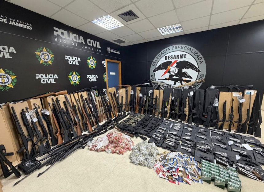 Arsenal de armas apreendido pela Desarme em São Gonçalo