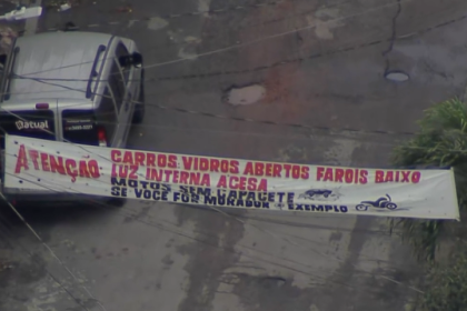 Faixa colocada por traficantes na entrada de comunidade em Realengo