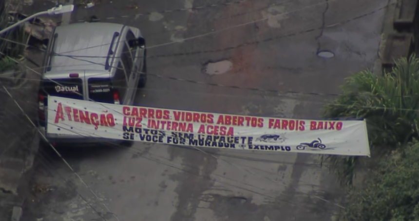Faixa colocada por traficantes na entrada de comunidade em Realengo