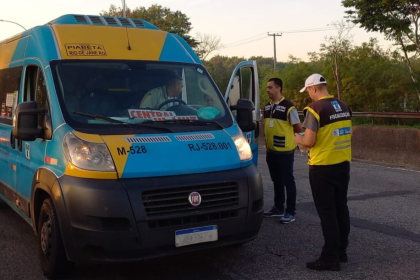 Fiscais do Detro-RJ monitoram vans intermunicipais