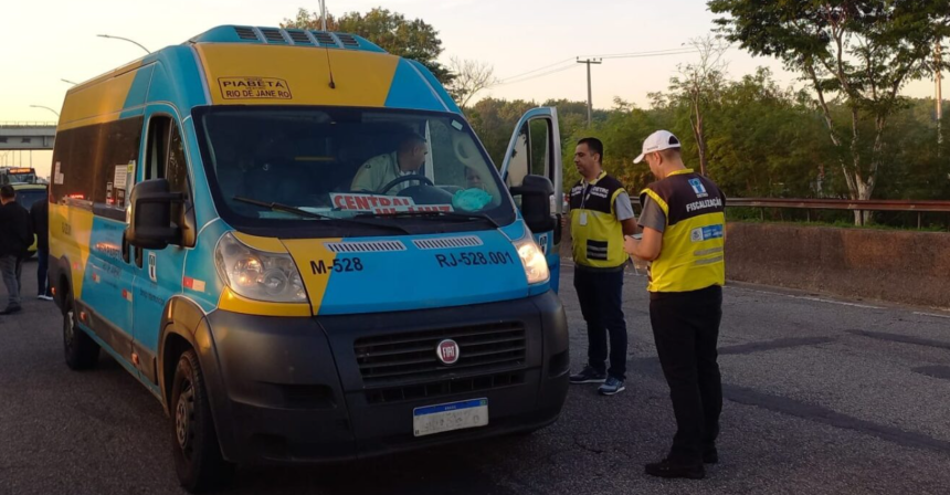 Fiscais do Detro-RJ monitoram vans intermunicipais