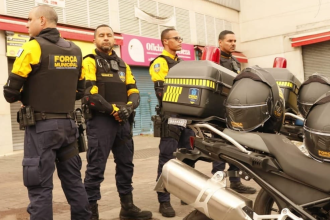 Agentes da Força Municipal em patrulhamento na Tijuca