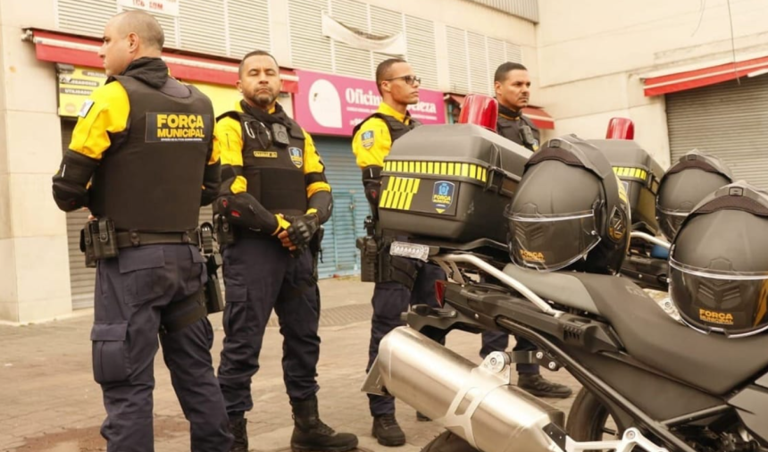 Agentes da Força Municipal em patrulhamento na Tijuca