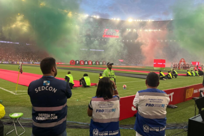 Agentes do Procon-RJ durante fiscalização no Maracanã