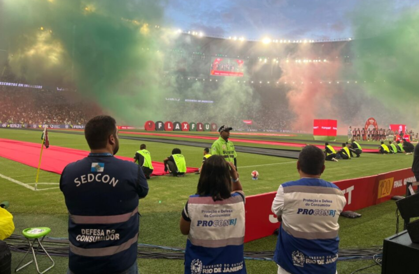 Agentes do Procon-RJ durante fiscalização no Maracanã