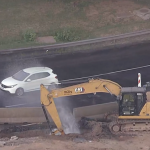 Retroescavadeira atinge tubulação no Trevo das Margaridas