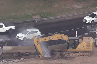 Retroescavadeira atinge tubulação no Trevo das Margaridas
