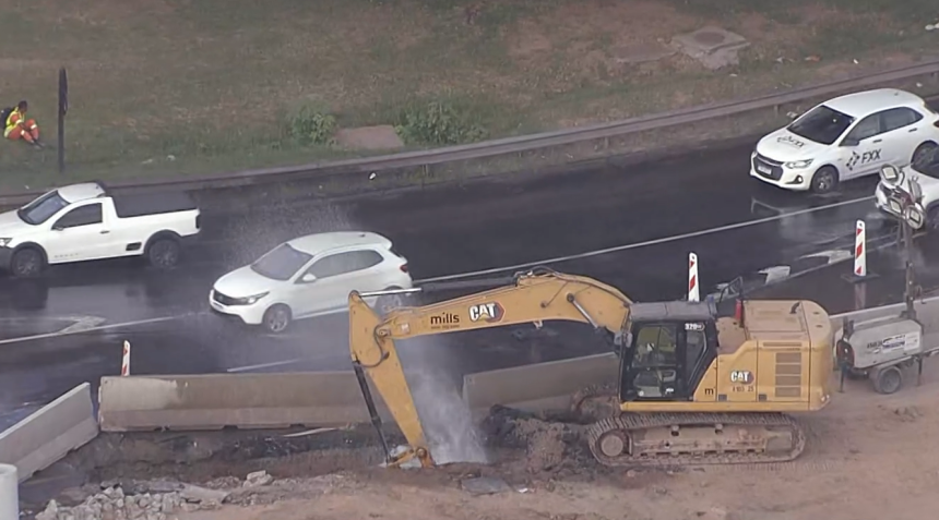 Retroescavadeira atinge tubulação no Trevo das Margaridas