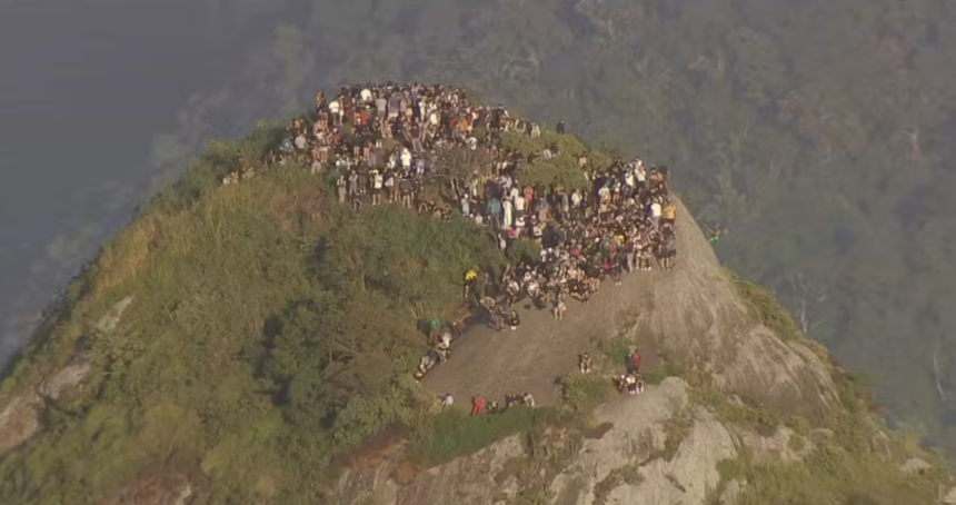 turistas "ilhados" no Morro Dois Irmãos após subirem pela trilha do Vidigal