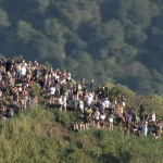turistas começam a descer do Morro Dois Irmãos após ficarem "ilhados" com tiroteio na trilha do Vidigal