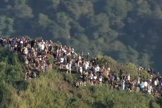 turistas começam a descer do Morro Dois Irmãos após ficarem "ilhados" com tiroteio na trilha do Vidigal