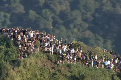 turistas começam a descer do Morro Dois Irmãos após ficarem "ilhados" com tiroteio na trilha do Vidigal