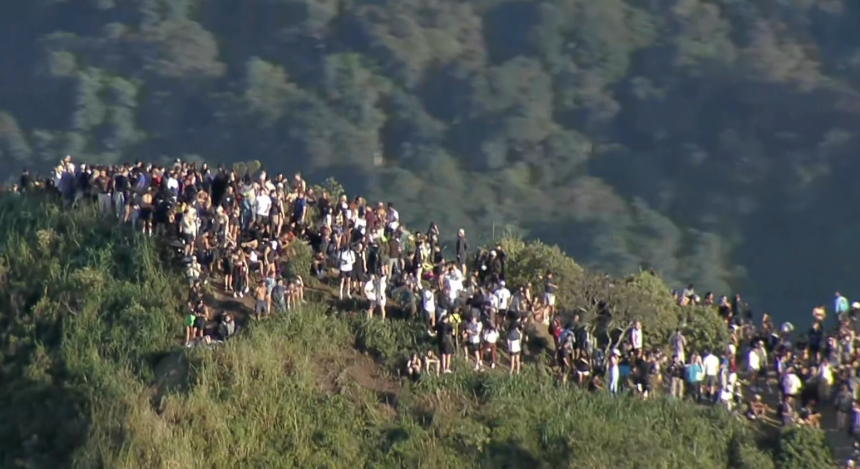 turistas começam a descer do Morro Dois Irmãos após ficarem "ilhados" com tiroteio na trilha do Vidigal