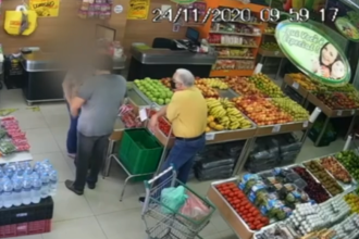 Agente da Vigilância Sanitária extorquindo responsáveis por loja no Rio