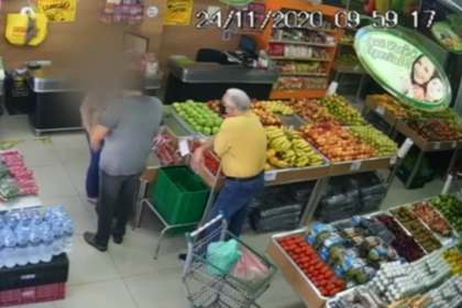 Agente da Vigilância Sanitária extorquindo responsáveis por loja no Rio