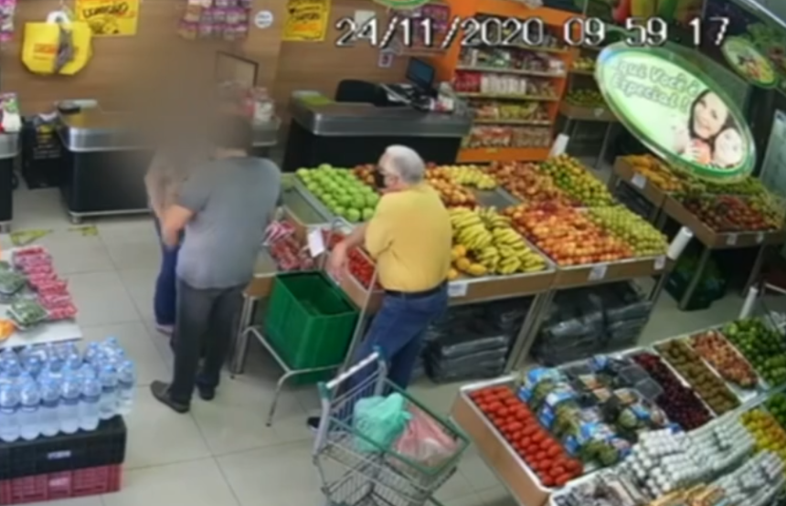 Agente da Vigilância Sanitária extorquindo responsáveis por loja no Rio