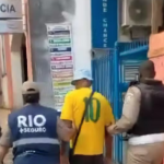 Argentino sendo conduzido para delegacia em Copacabana