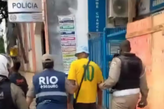 Argentino sendo conduzido para delegacia em Copacabana