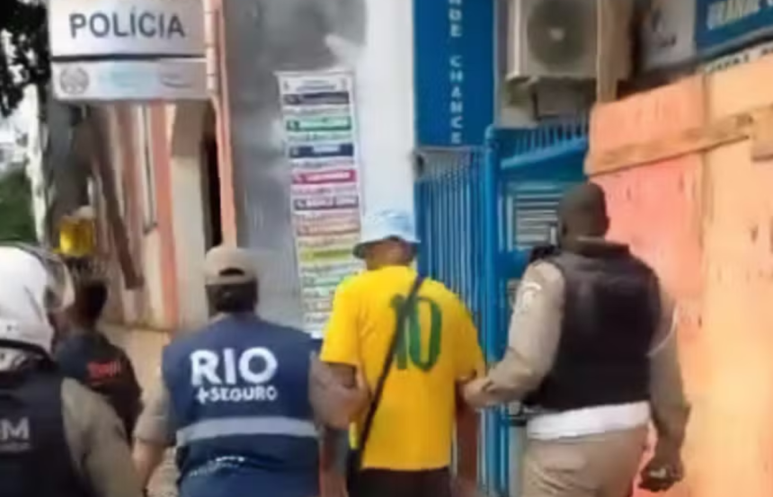 Argentino sendo conduzido para delegacia em Copacabana