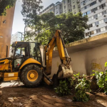 Demolição de muro na Praça Sarah Kubitschek