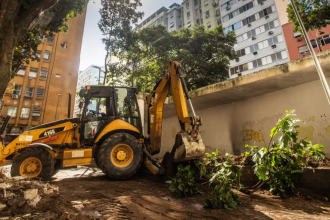 Demolição de muro na Praça Sarah Kubitschek