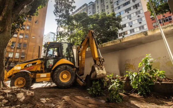 Muro da Praça Sarah Kubitschek é demolido em Copacabana