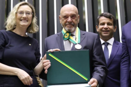 Da esquerda para a direita: deputada Maria do Rosário, Ronaldo Damião e deputado Dr. Luizinho