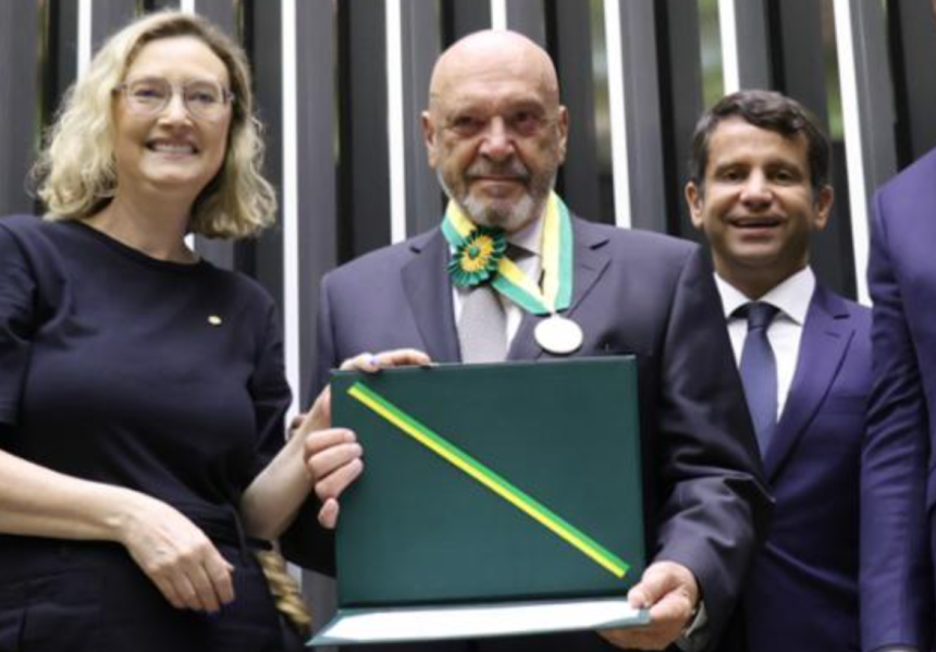 Da esquerda para a direita: deputada Maria do Rosário, Ronaldo Damião e deputado Dr. Luizinho