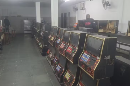 Caça-níqueis encontrados em operação contra jogo do bicho em Bangu