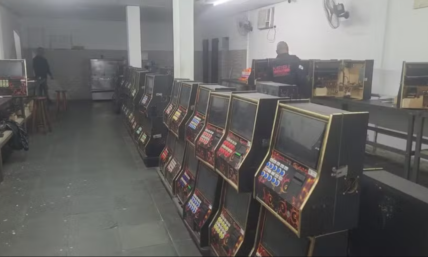 Caça-níqueis encontrados em operação contra jogo do bicho em Bangu