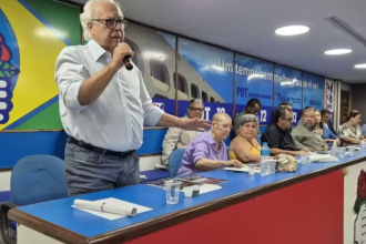 PDT tenta emplacar Miro Teixeira, ex-deputado constituinte, na chapa de Paes para o Senado