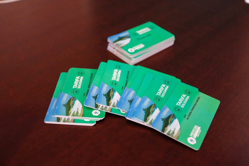 Cartões da Tarifa Solidária, que garante desconto de 70% na passagem de ônibus em Saquarema e já soma 11 milhões de viagens desde 2021.