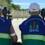 Fiscais do DER-RJ monitoram rodovia estadual