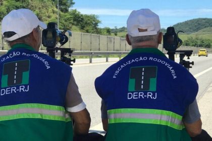Fiscais do DER-RJ monitoram rodovia estadual