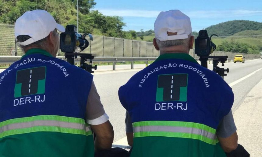 Fiscais do DER-RJ monitoram rodovia estadual