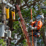 Fiscal da Enel fiscalizando furto de energia no Rio