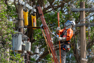Fiscal da Enel fiscalizando furto de energia no Rio
