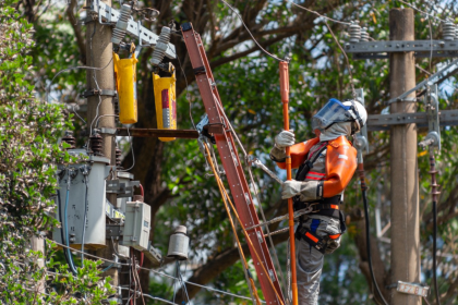 Fiscal da Enel fiscalizando furto de energia no Rio