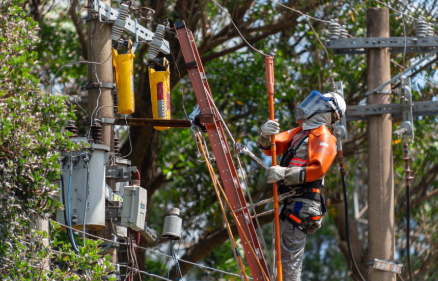 Fiscal da Enel fiscalizando furto de energia no Rio