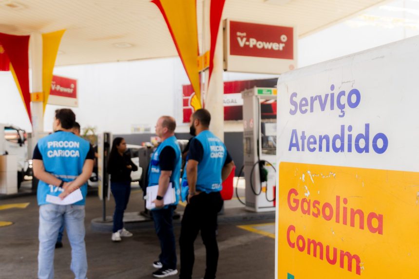 Fiscalização do Procon Carioca no posto Bragal, em Benfica