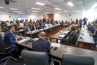 Deputados discutem PEC das emendas em comissão na Alerj