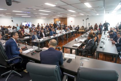 Deputados discutem PEC das emendas em comissão na Alerj