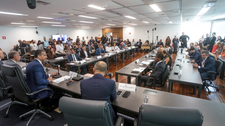 Deputados discutem PEC das emendas em comissão na Alerj