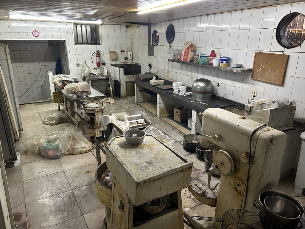 Prefeitura interdita padaria na Rua Cardoso de Morais, em Bonsucesso