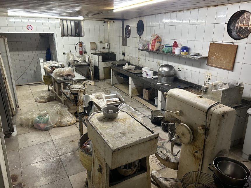 Prefeitura interdita padaria na Rua Cardoso de Morais, em Bonsucesso