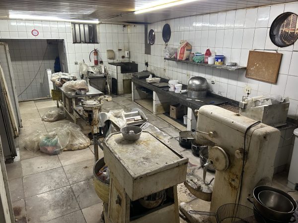 Prefeitura interdita padaria na Rua Cardoso de Morais, em Bonsucesso