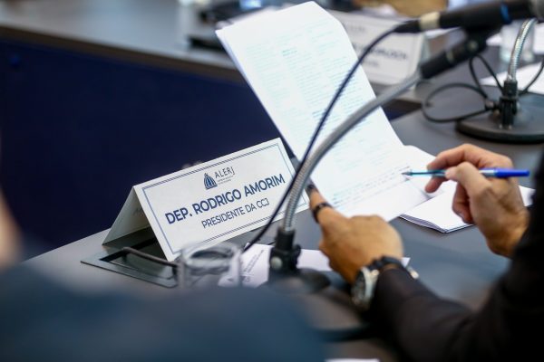 Comissão da Alerj aprova projeto que proíbe recusa do pagamento em dinheiro em ônibus no estado 52 CCJ da Alerj aprova projeto que proíbe recusa de pagamento em dinheiro no estado do Rio, incluindo transporte público