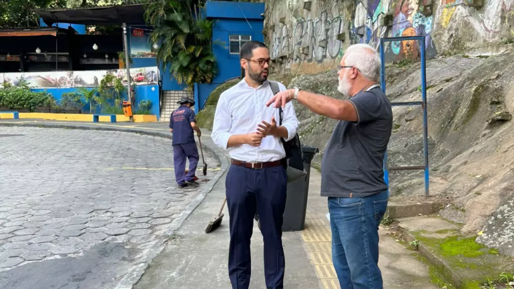 Miniatura do YouTube Antes e Depois Edicao de Foto Branco e Roxo 1